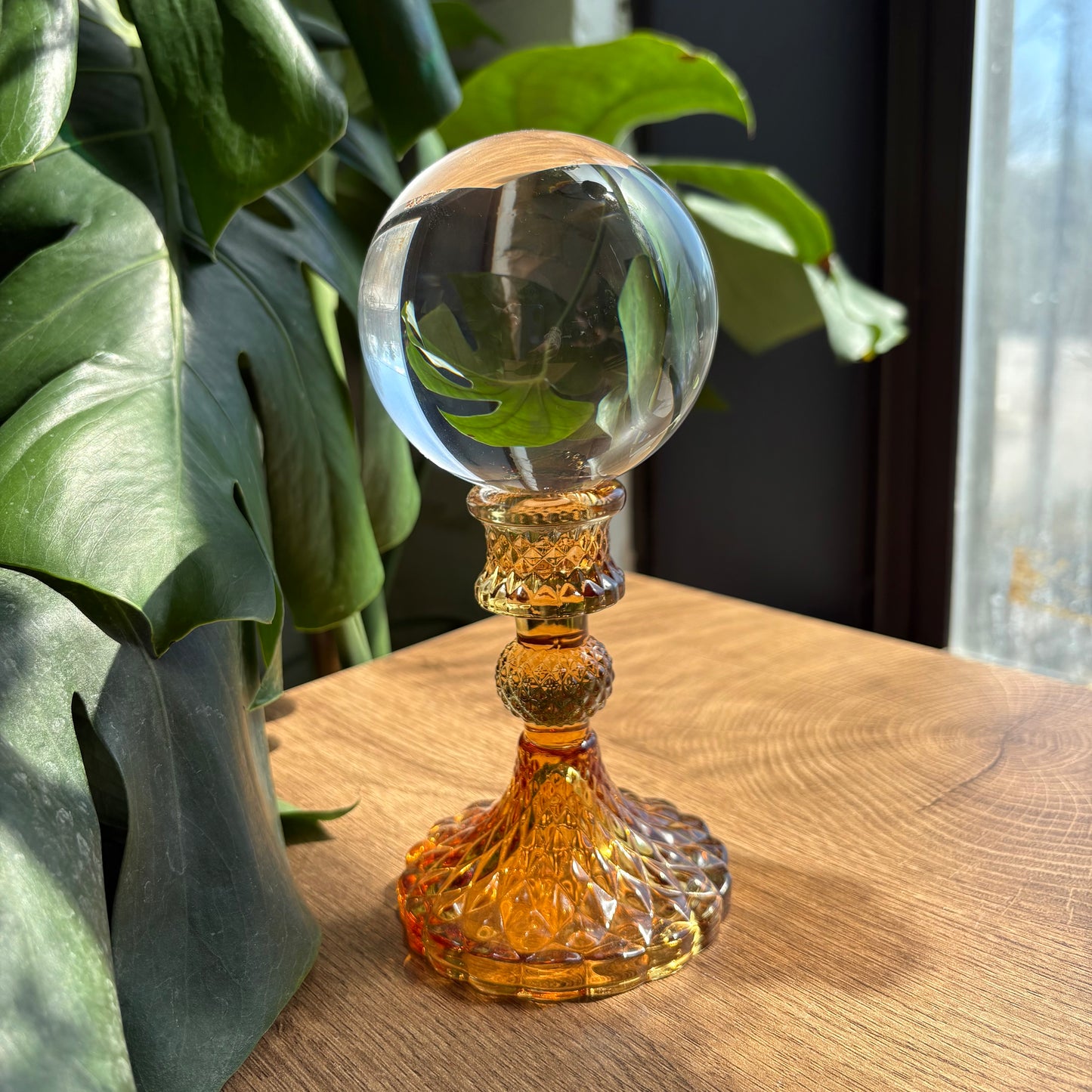 lg glass sphere stand (amber)